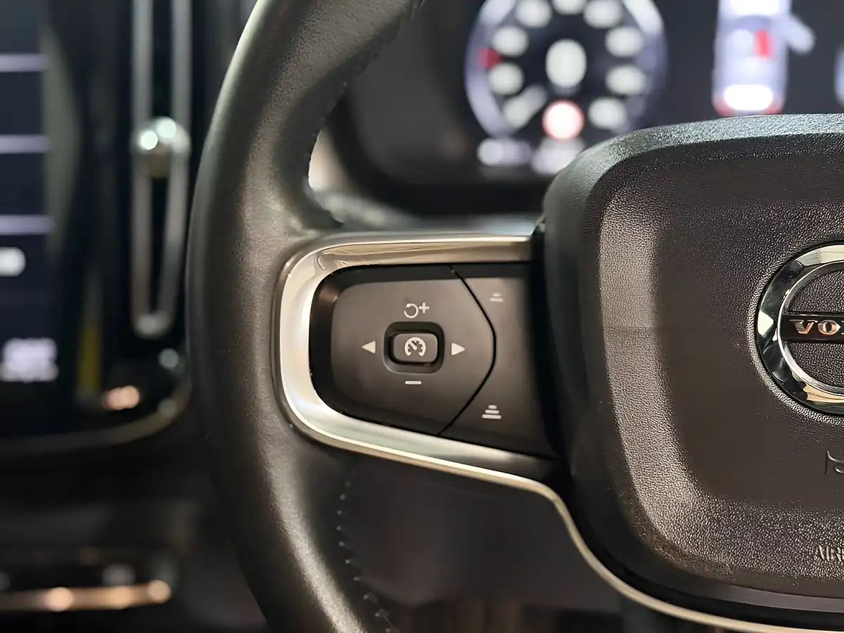 Used 2019 Volvo XC40 Momentum Pro Silver - Interior and Exterior details 11