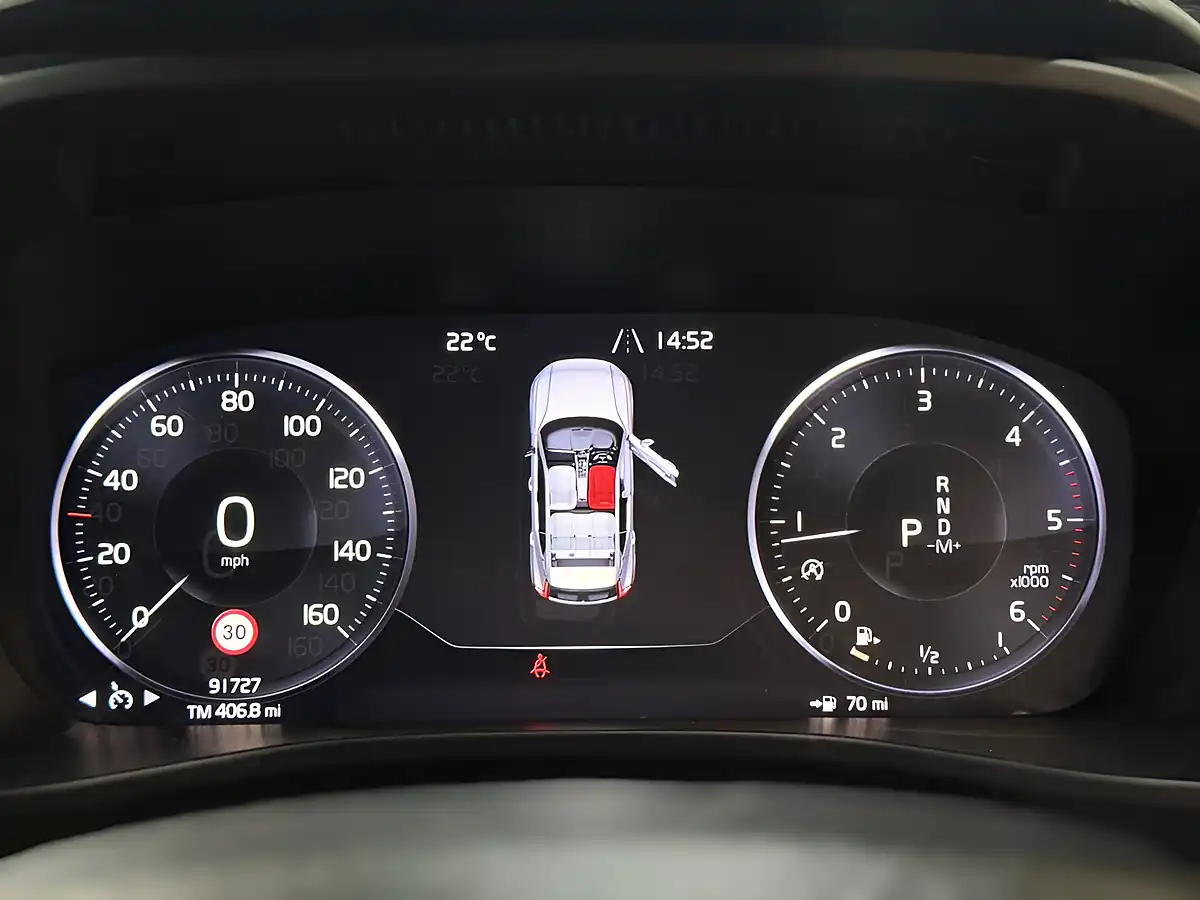 Used 2019 Volvo XC40 Momentum Pro Silver - Interior and Exterior details 12