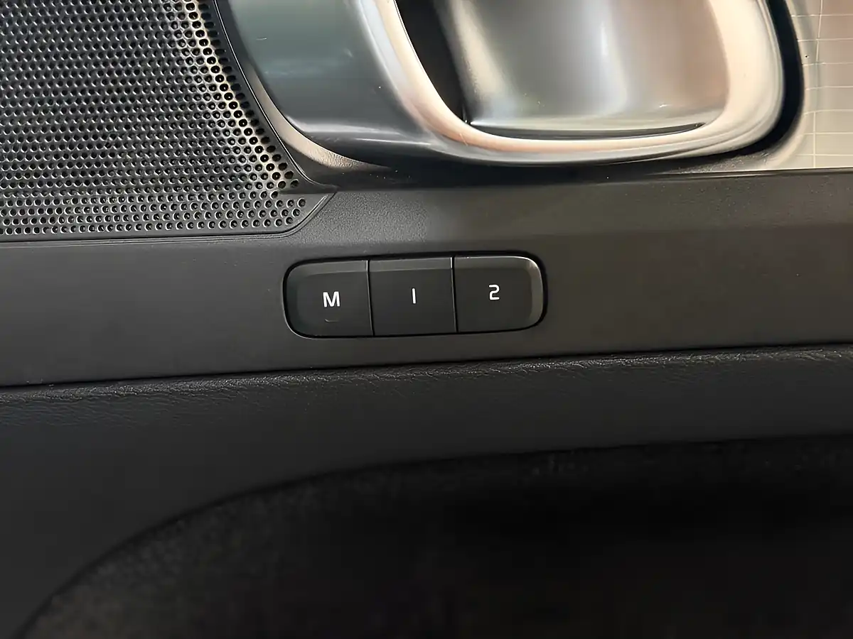 Used 2019 Volvo XC40 Momentum Pro Silver - Interior and Exterior details 15
