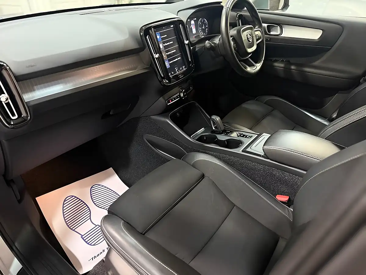 Used 2019 Volvo XC40 Momentum Pro Silver - Interior and Exterior details 16
