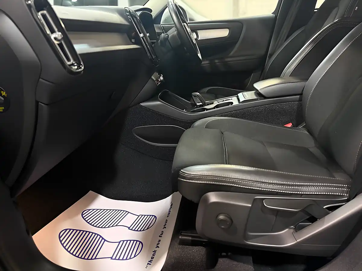 Used 2019 Volvo XC40 Momentum Pro Silver - Interior and Exterior details 17