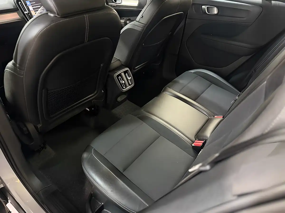 Used 2019 Volvo XC40 Momentum Pro Silver - Interior and Exterior details 18