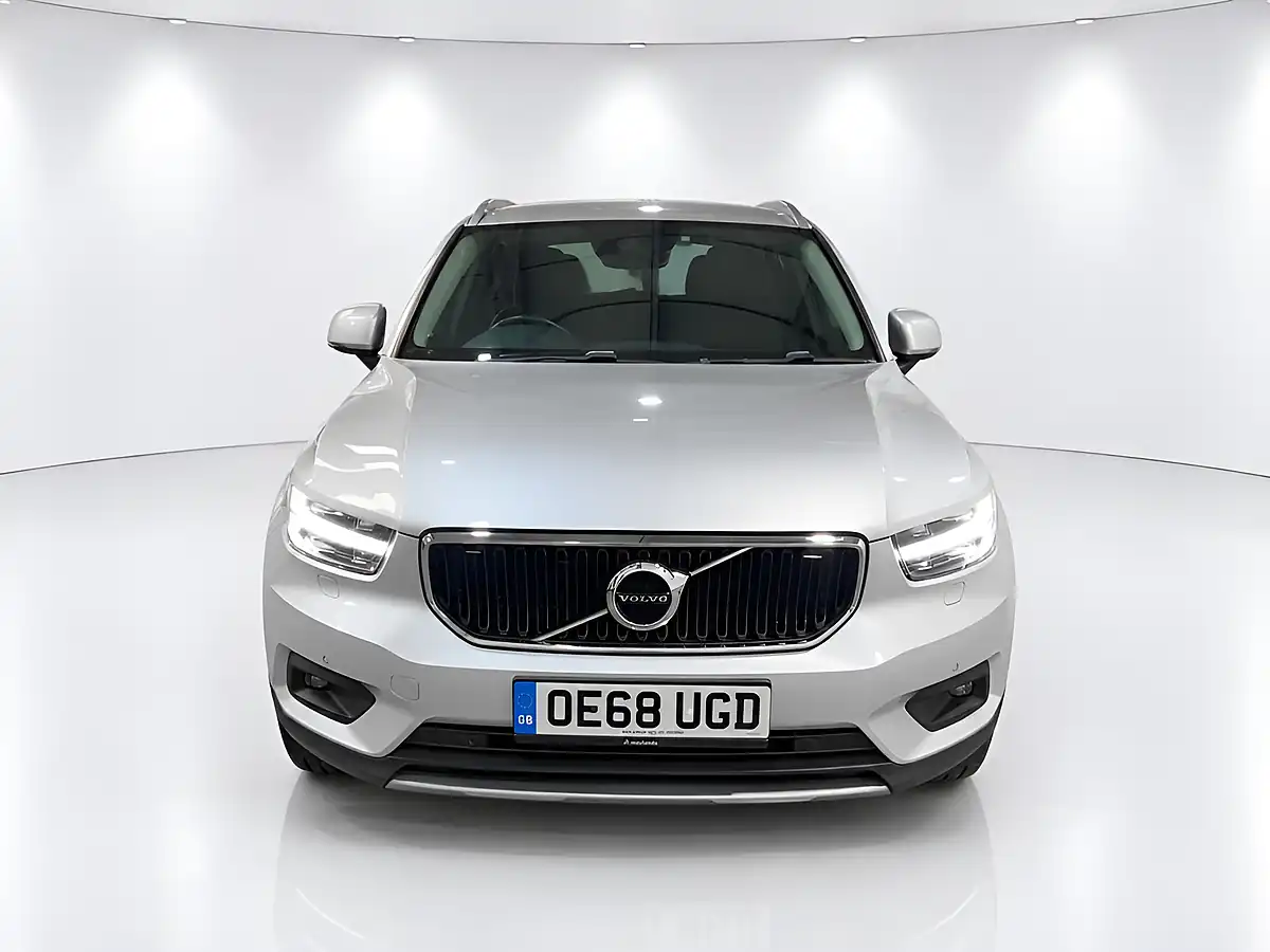 Used 2019 Volvo XC40 Momentum Pro Silver - Interior and Exterior details 3