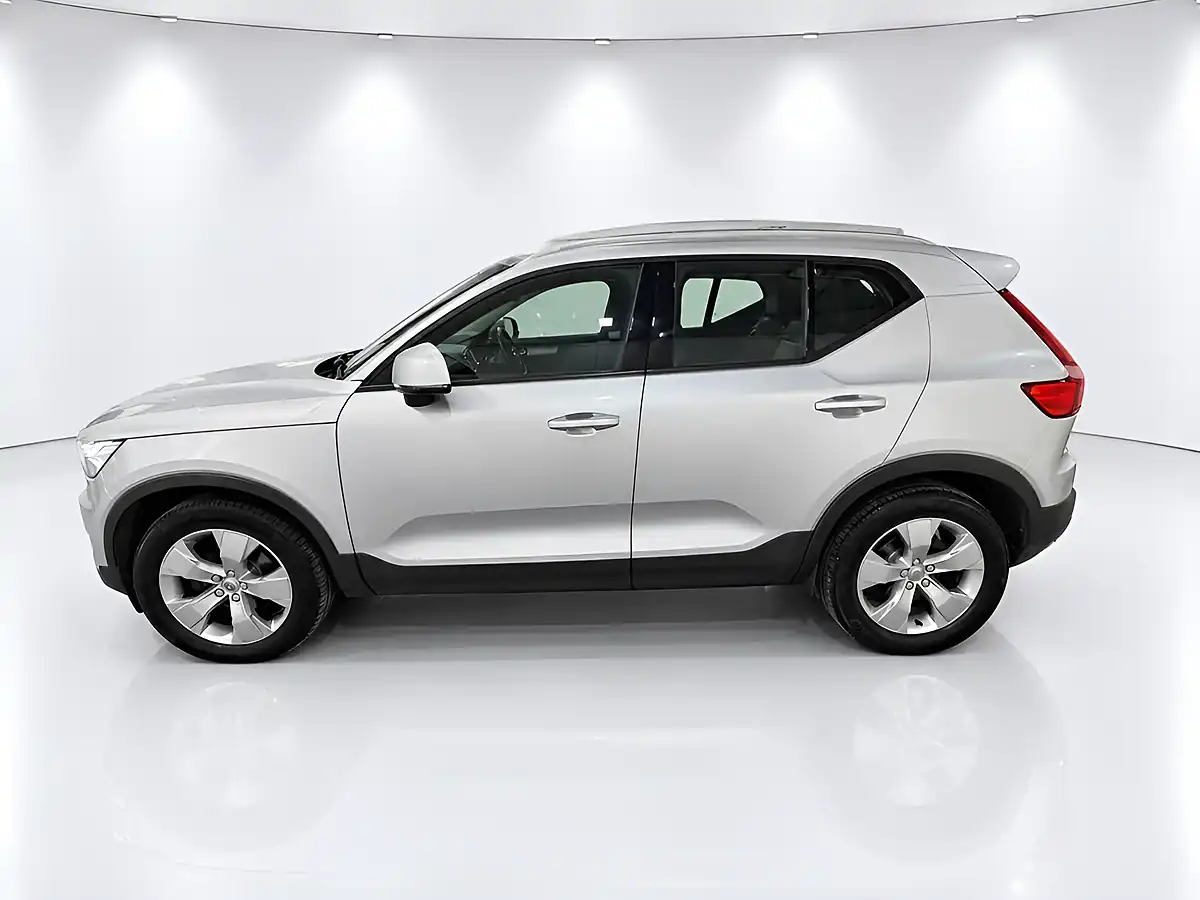 Used 2019 Volvo XC40 Momentum Pro Silver - Interior and Exterior details 5