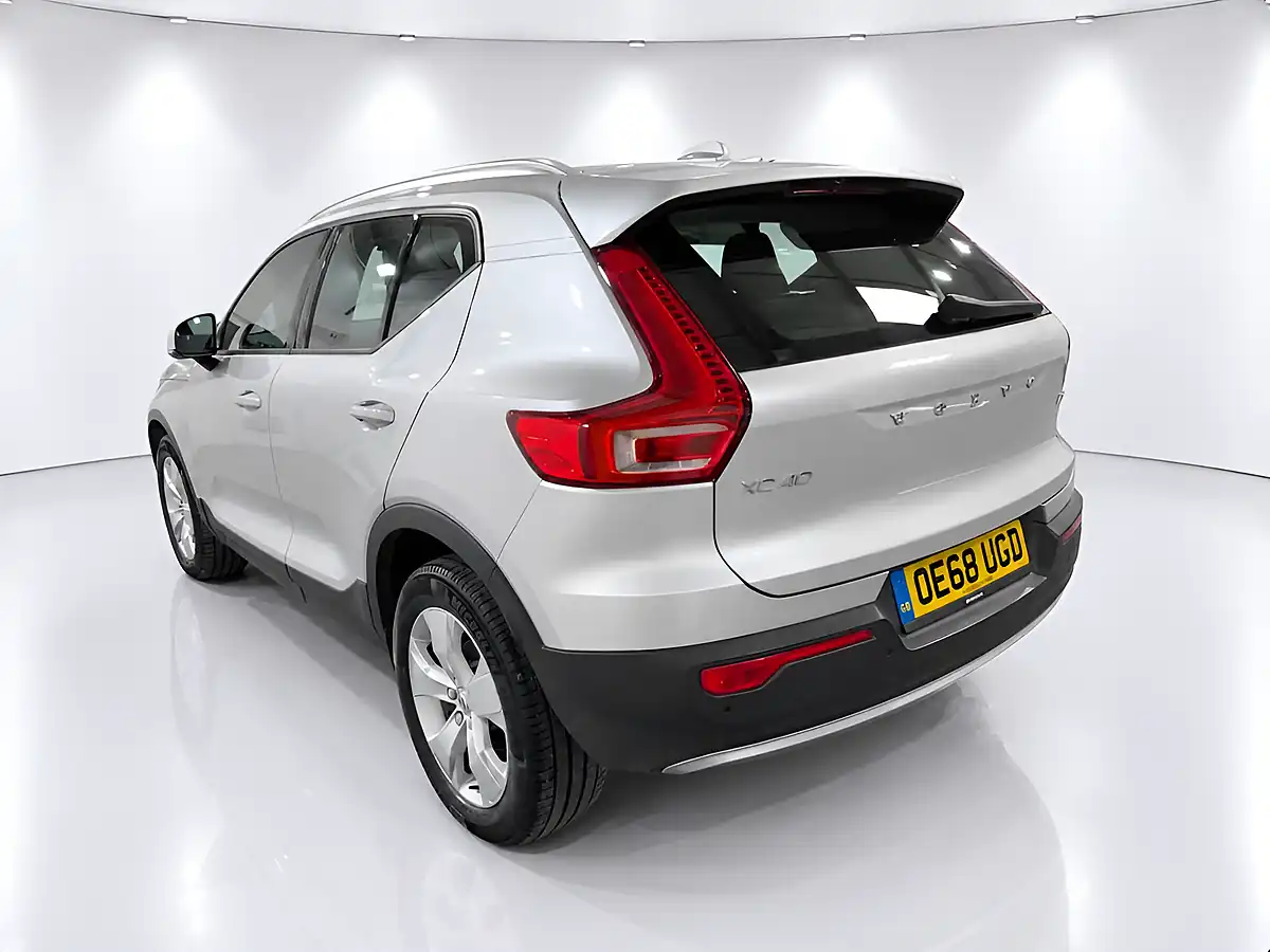 Used 2019 Volvo XC40 Momentum Pro Silver - Interior and Exterior details 6