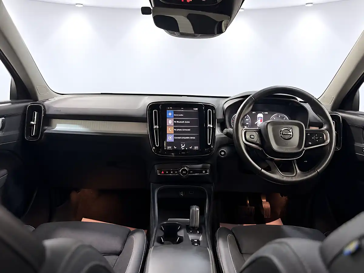 Used 2019 Volvo XC40 Momentum Pro Silver - Interior and Exterior details 7