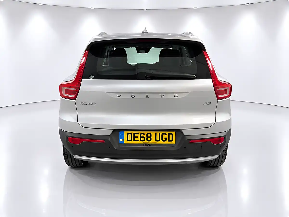 Used 2019 Volvo XC40 Momentum Pro Silver - Interior and Exterior details 8
