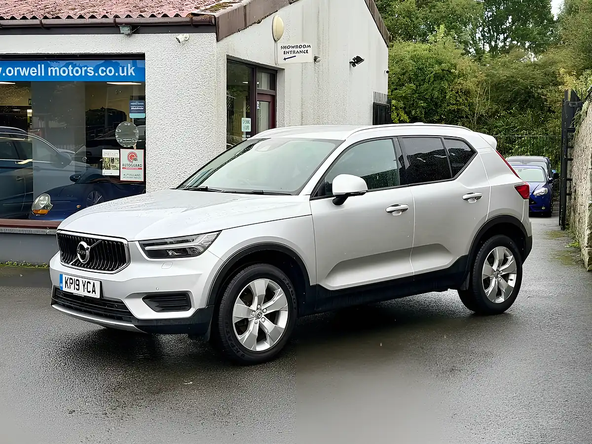 Used 2019 Volvo XC40 Momentum Silver - Interior and Exterior details 10