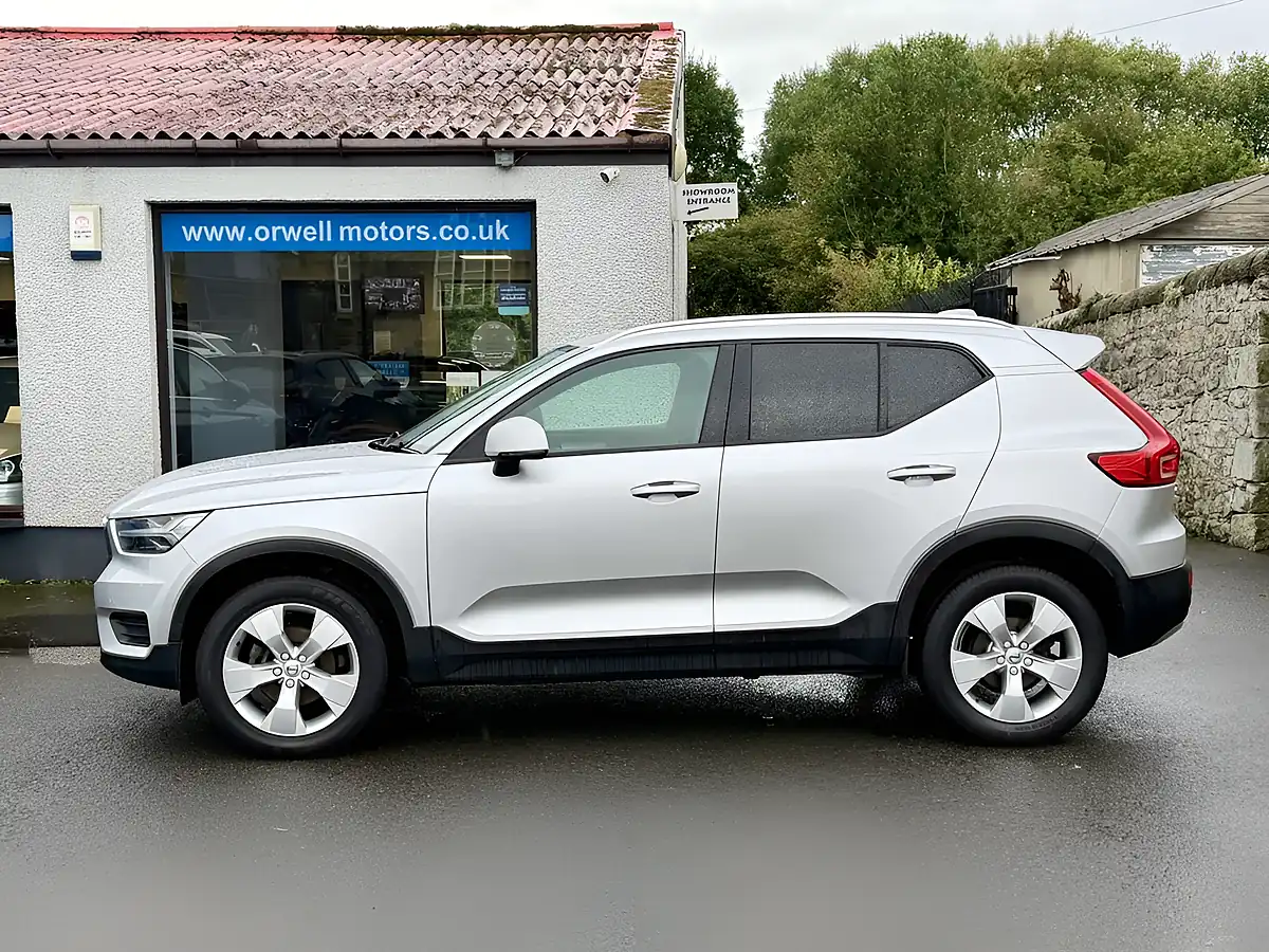 Used 2019 Volvo XC40 Momentum Silver - Interior and Exterior details 11