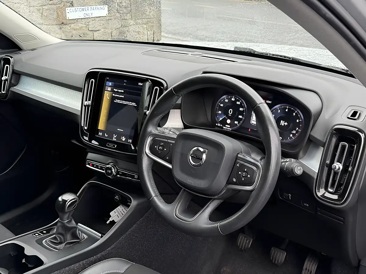 Used 2019 Volvo XC40 Momentum Silver - Interior and Exterior details 12