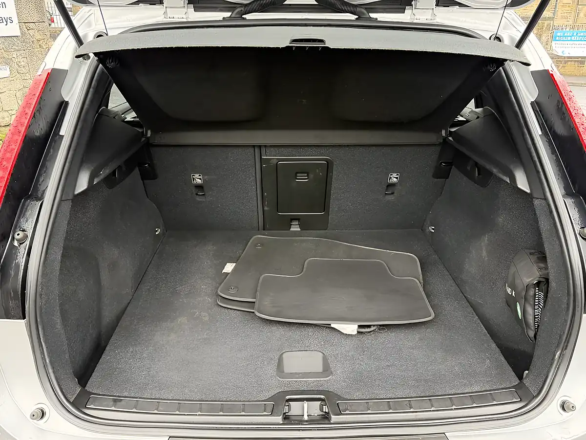 Used 2019 Volvo XC40 Momentum Silver - Interior and Exterior details 13