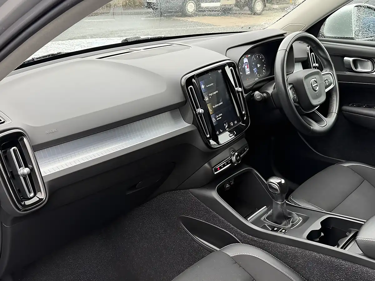 Used 2019 Volvo XC40 Momentum Silver - Interior and Exterior details 14