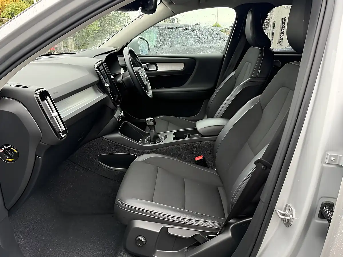Used 2019 Volvo XC40 Momentum Silver - Interior and Exterior details 15
