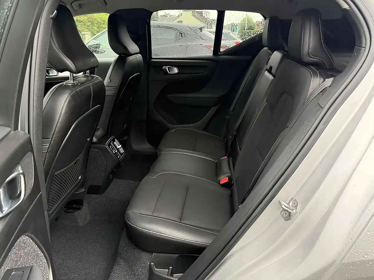 Used 2019 Volvo XC40 Momentum Silver - Interior and Exterior details 16