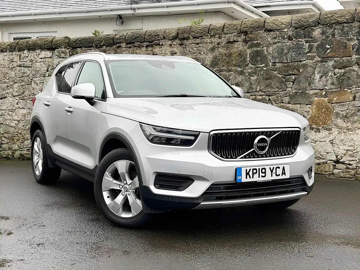 Used 2019 Volvo XC40 Momentum Silver - Interior and Exterior details 19