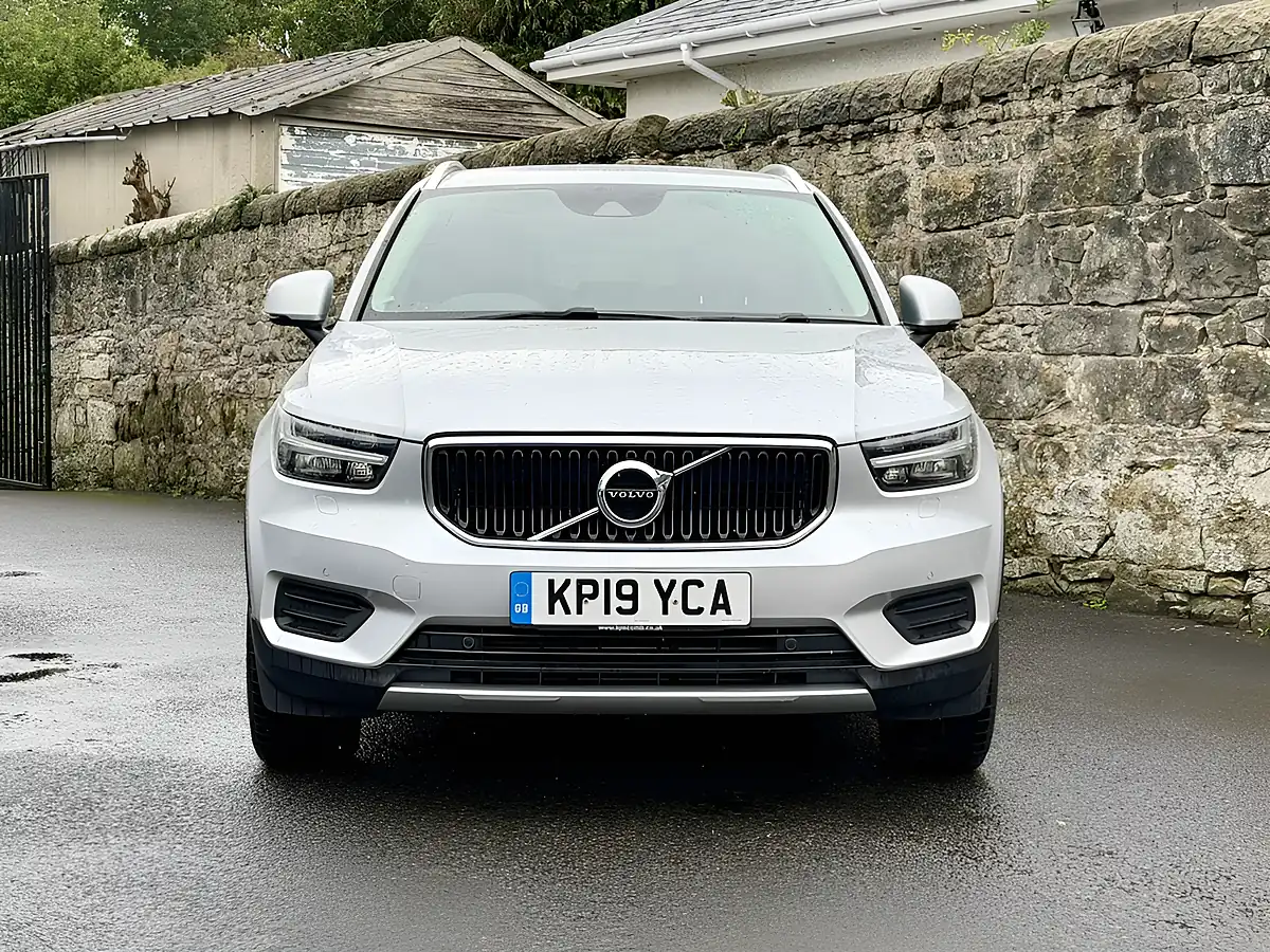 Used 2019 Volvo XC40 Momentum Silver - Interior and Exterior details 2