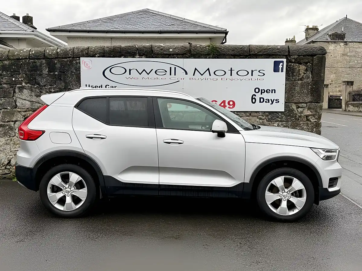 Used 2019 Volvo XC40 Momentum Silver - Interior and Exterior details 3