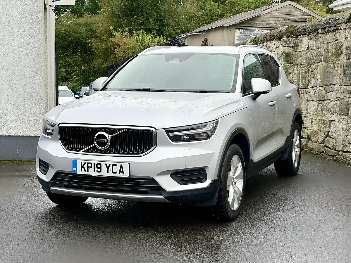 Used 2019 Volvo XC40 Momentum Silver - Interior and Exterior details 4