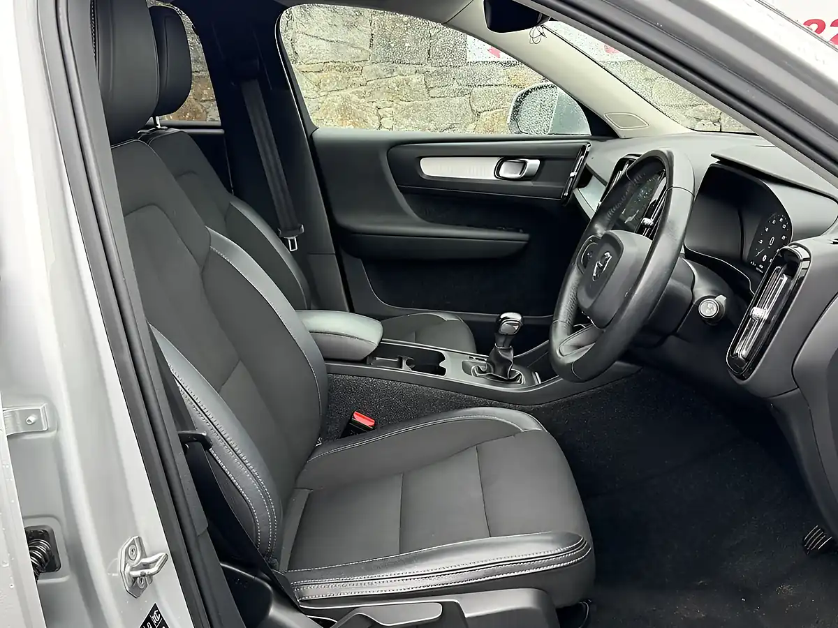 Used 2019 Volvo XC40 Momentum Silver - Interior and Exterior details 5