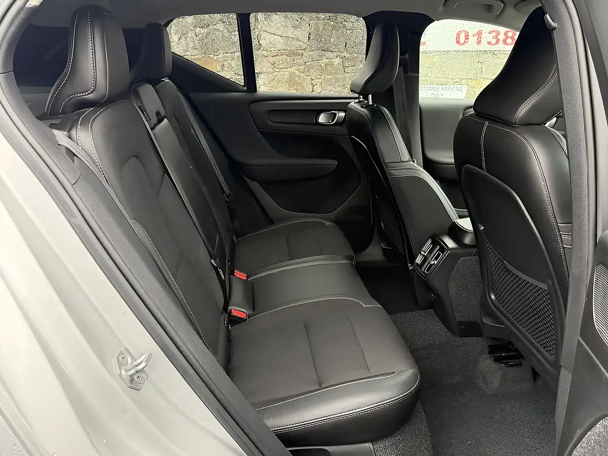 Used 2019 Volvo XC40 Momentum Silver - Interior and Exterior details 8