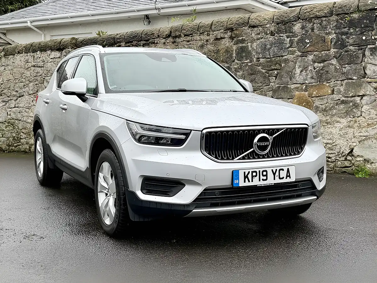 Used 2019 Volvo XC40 Momentum Silver - Interior and Exterior details 9