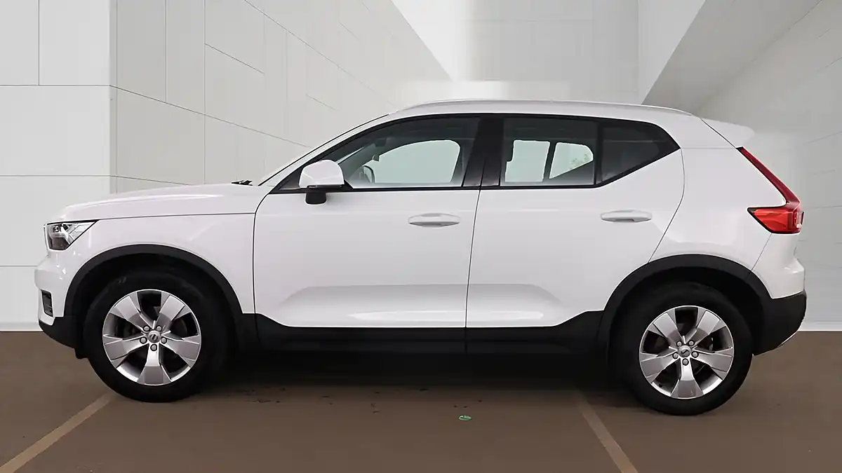 Used 2019 Volvo XC40 Momentum White - Interior and Exterior details 11