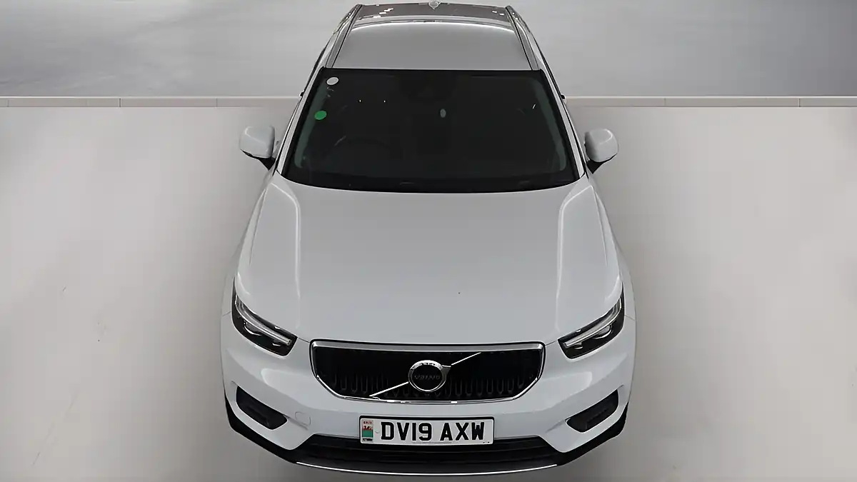 Used 2019 Volvo XC40 Momentum White - Interior and Exterior details 12