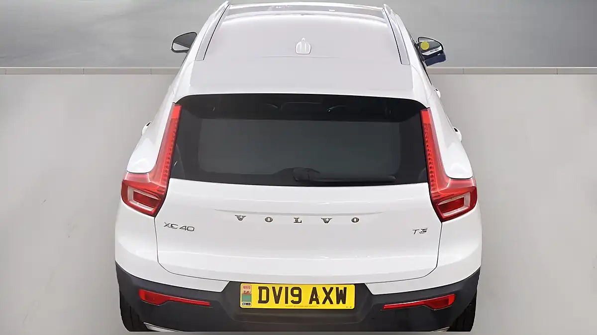 Used 2019 Volvo XC40 Momentum White - Interior and Exterior details 13