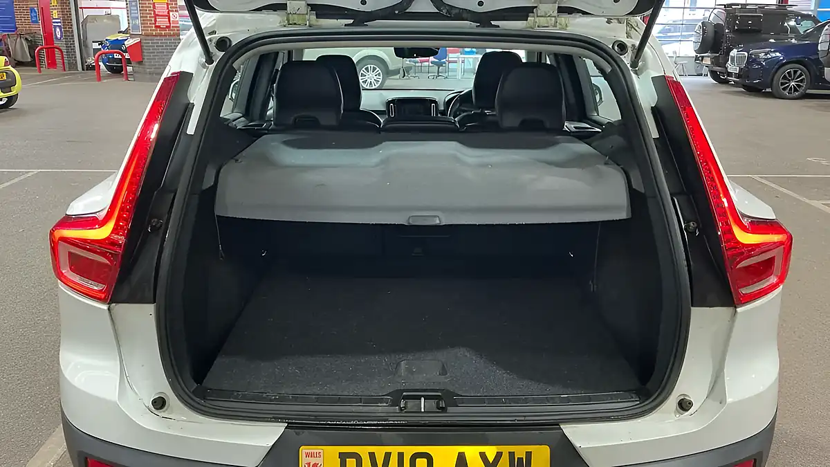 Used 2019 Volvo XC40 Momentum White - Interior and Exterior details 15
