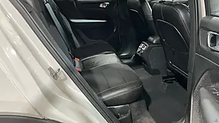 Used 2019 Volvo XC40 Momentum White - Interior and Exterior details 16