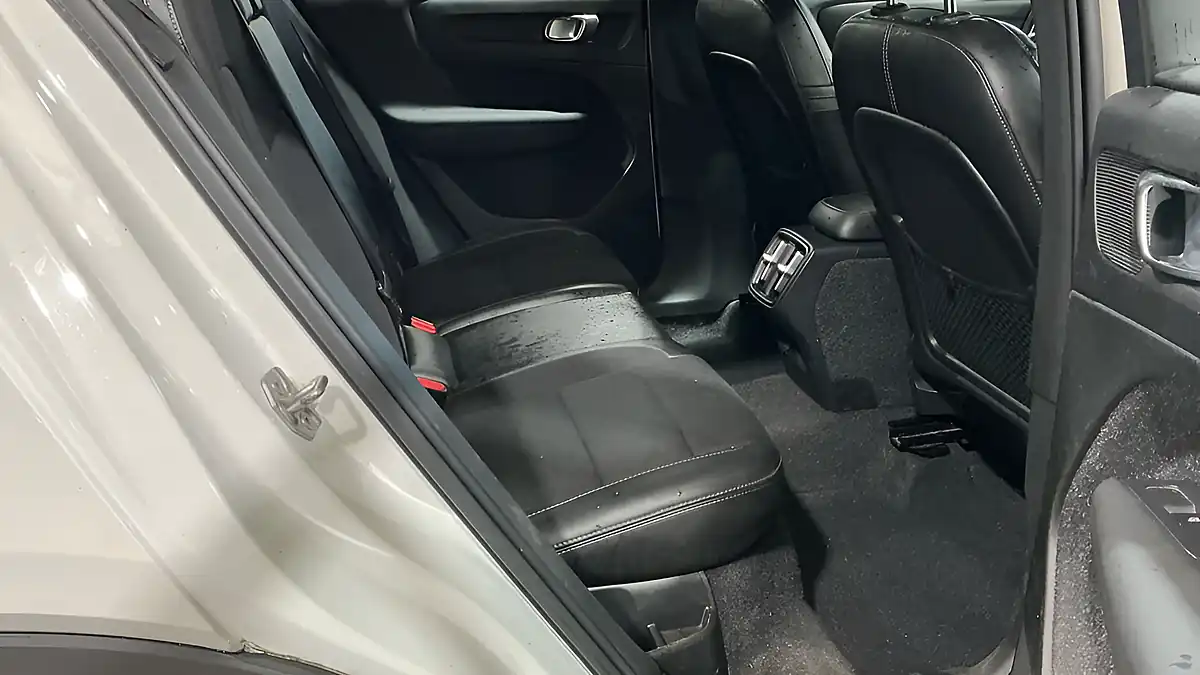Used 2019 Volvo XC40 Momentum White - Interior and Exterior details 16