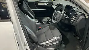 Used 2019 Volvo XC40 Momentum White - Interior and Exterior details 17