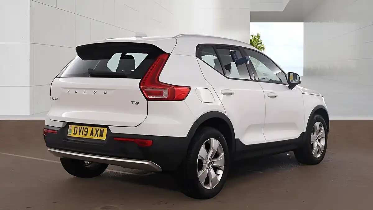 Used 2019 Volvo XC40 Momentum White - Interior and Exterior details 8