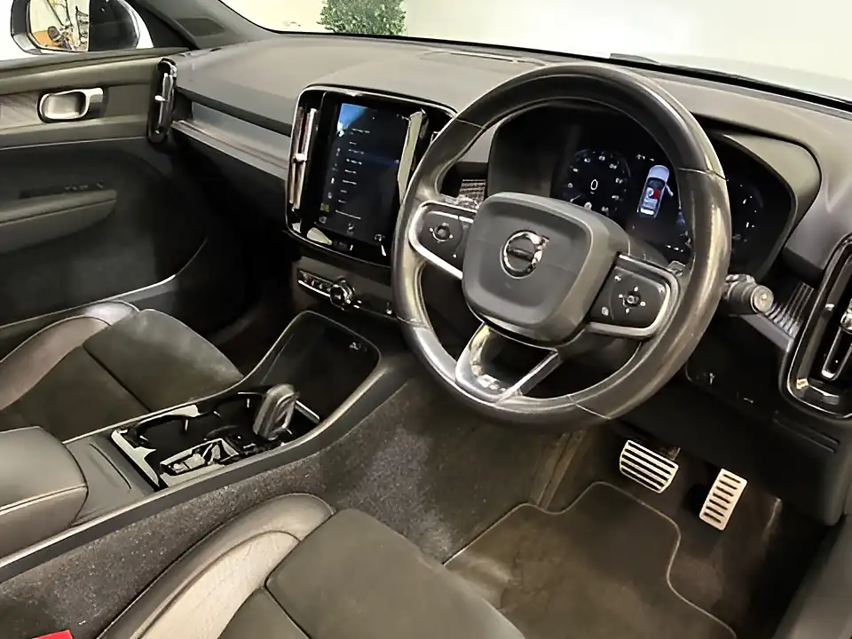 Used 2019 Volvo XC40 R-Design Blue - Interior and Exterior details 3