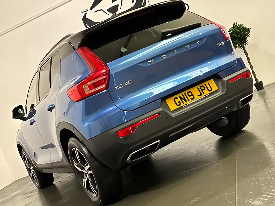 Used 2019 Volvo XC40 R-Design Blue - Interior and Exterior details 9