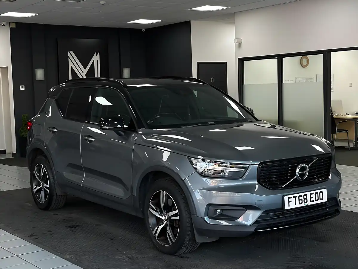 Used 2019 Volvo XC40 R-Design Grey - Front View