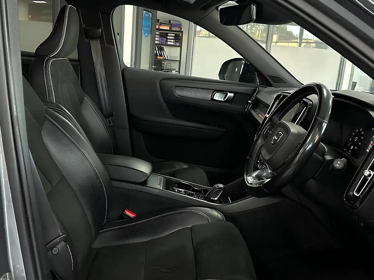 Used 2019 Volvo XC40 R-Design Grey - Interior and Exterior details 15