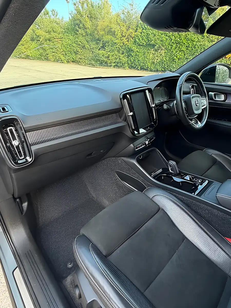 Used 2019 Volvo Xc40 R-Design Grey - Interior and Exterior details 9