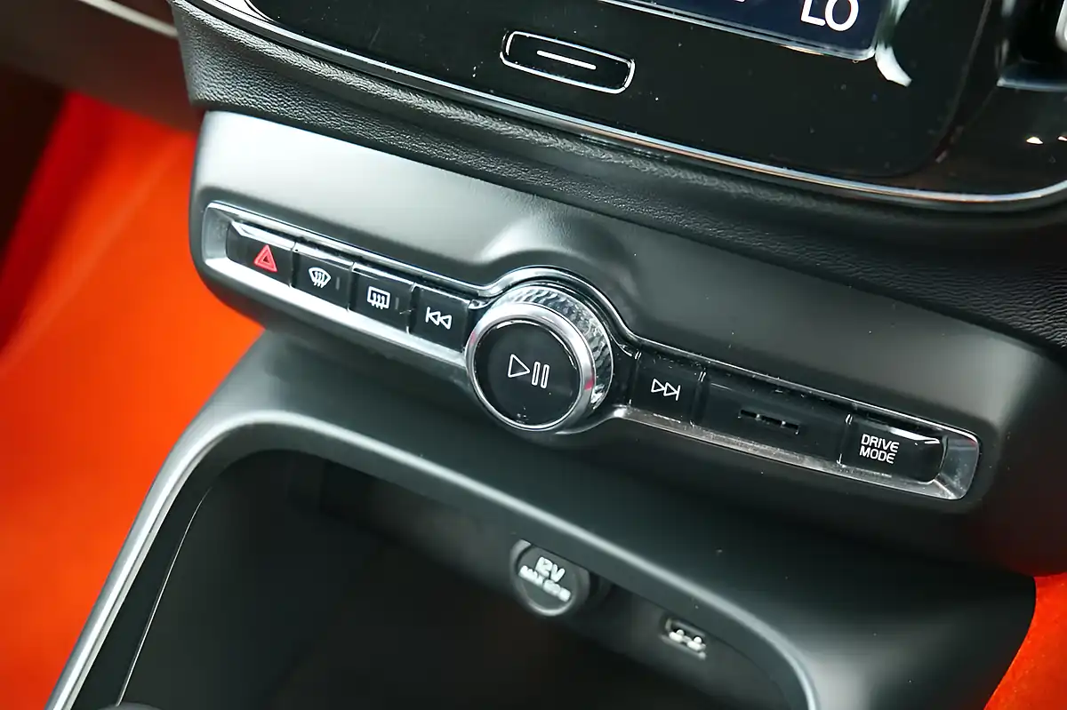Used 2019 Volvo XC40 R-Design Pro Black - Interior and Exterior details 12