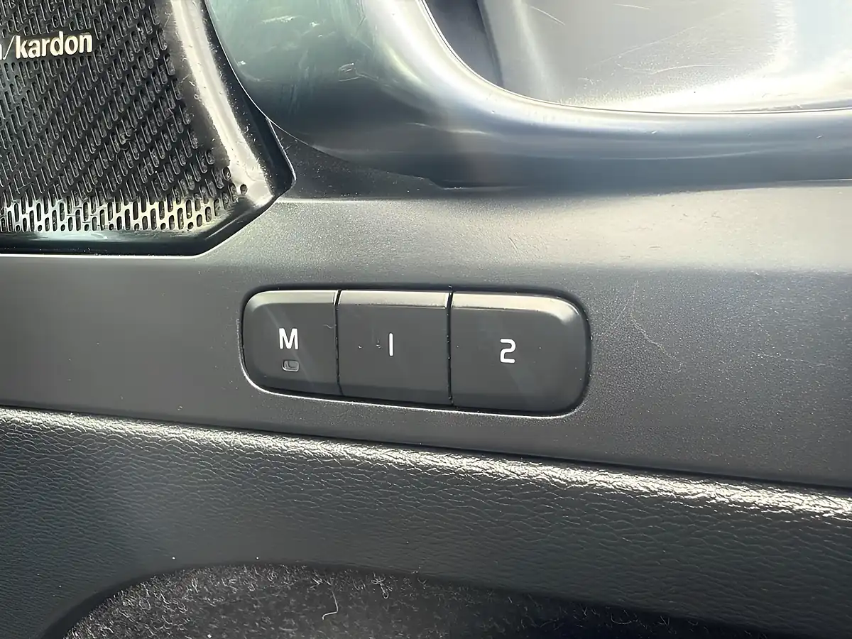 Used 2019 Volvo XC40 R-Design Pro Black - Interior and Exterior details 15
