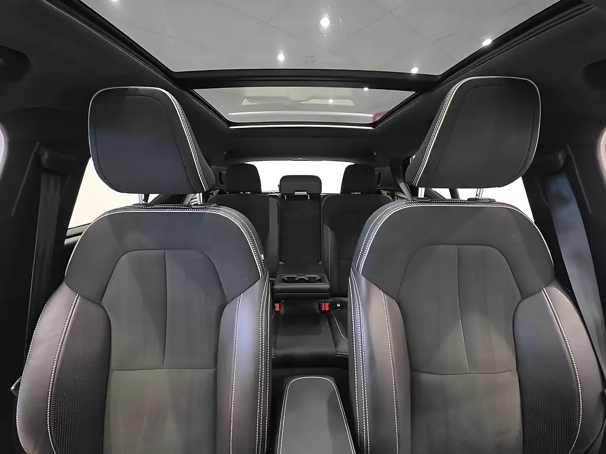 Used 2019 Volvo XC40 R-Design Pro Silver - Interior and Exterior details 13