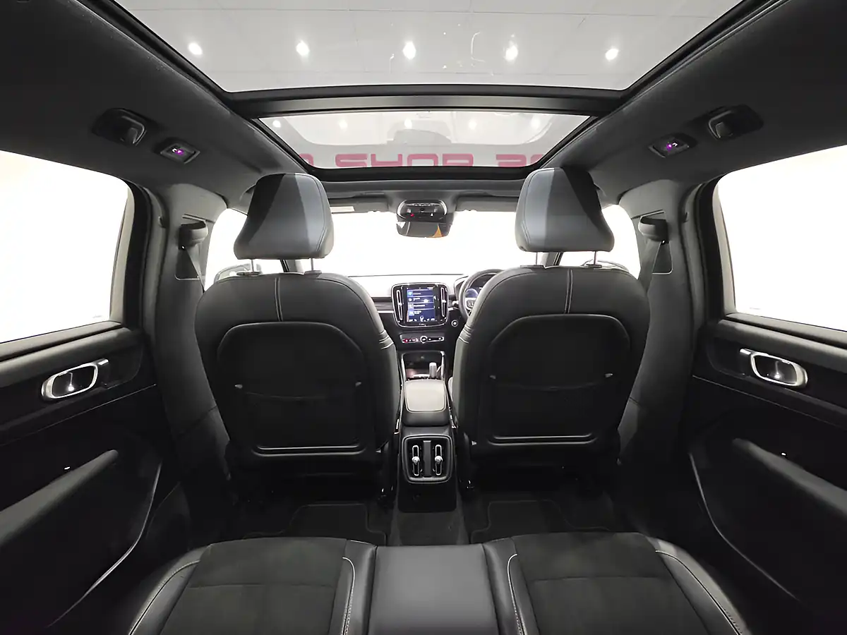 Used 2019 Volvo XC40 R-Design Pro Silver - Interior and Exterior details 14