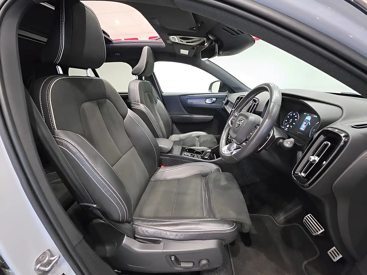 Used 2019 Volvo XC40 R-Design Pro Silver - Interior and Exterior details 15