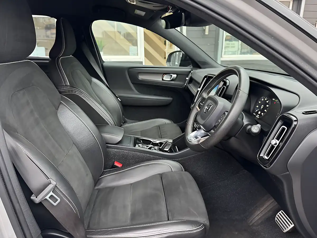 Used 2019 Volvo XC40 R-Design Pro Silver - Interior and Exterior details 12