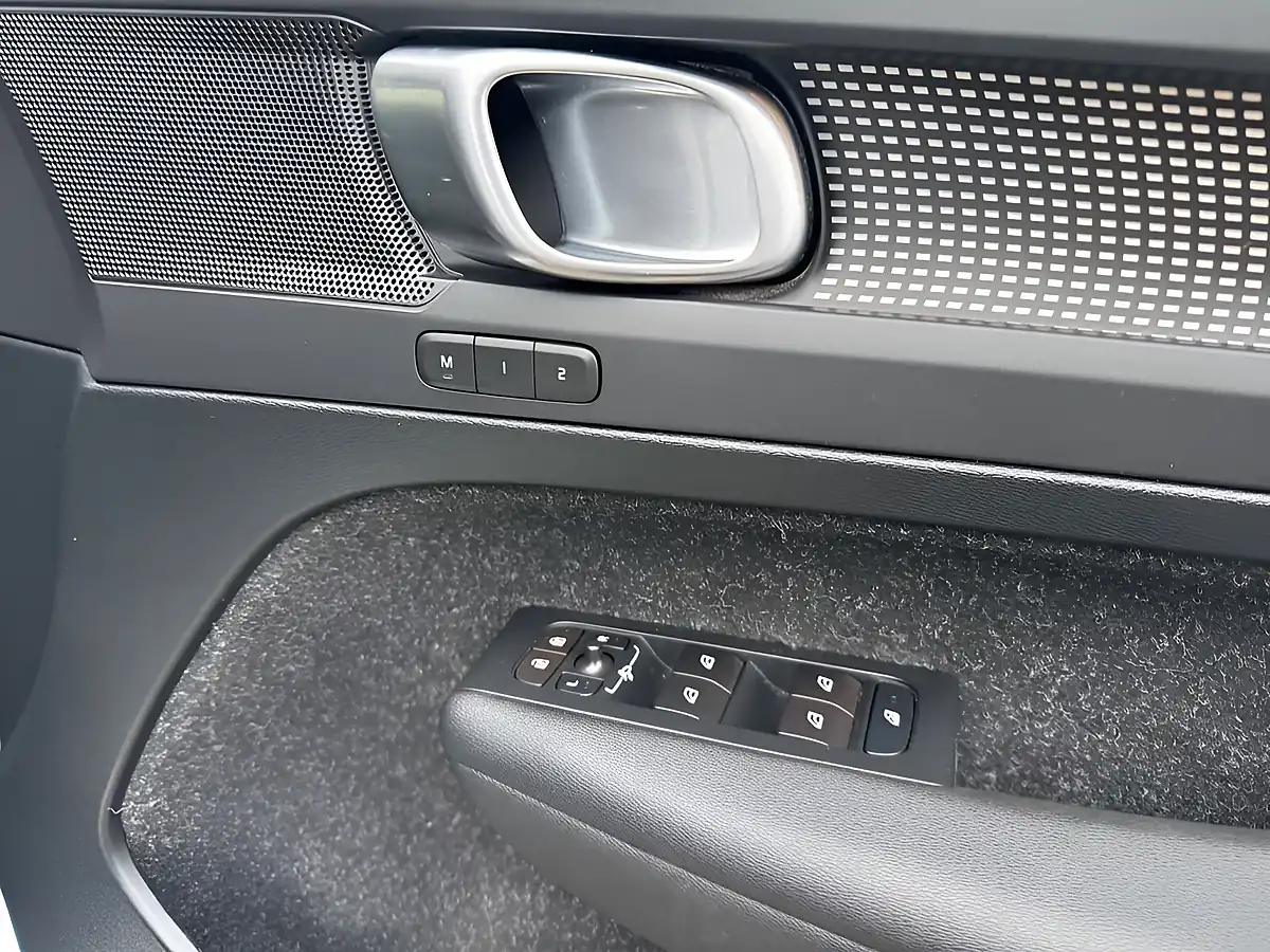 Used 2019 Volvo XC40 R-Design Pro Silver - Interior and Exterior details 16