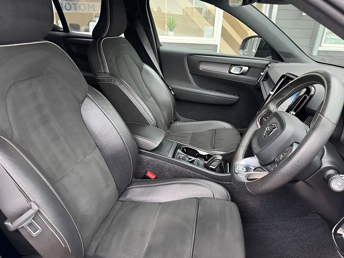 Used 2019 Volvo XC40 R-Design Pro Silver - Interior and Exterior details 17