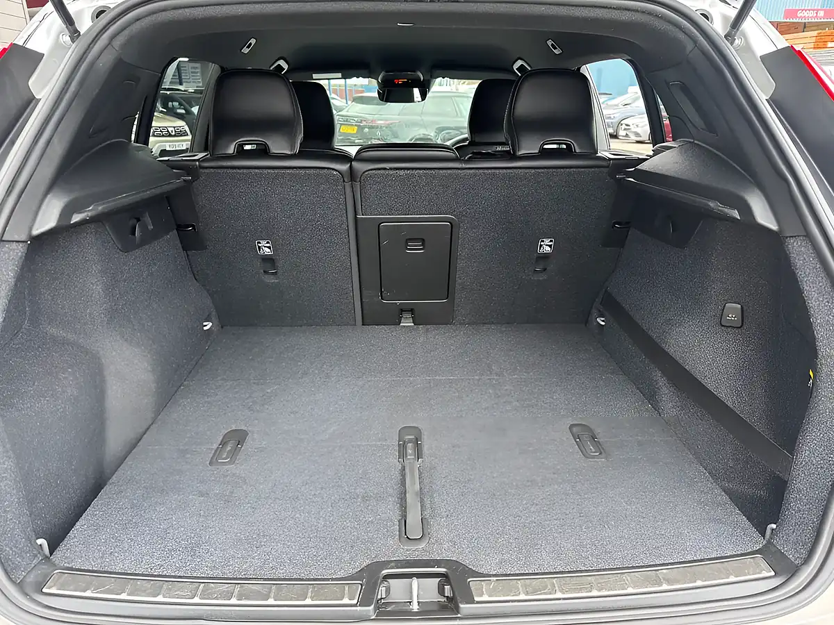 Used 2019 Volvo XC40 R-Design Pro Silver - Interior and Exterior details 20
