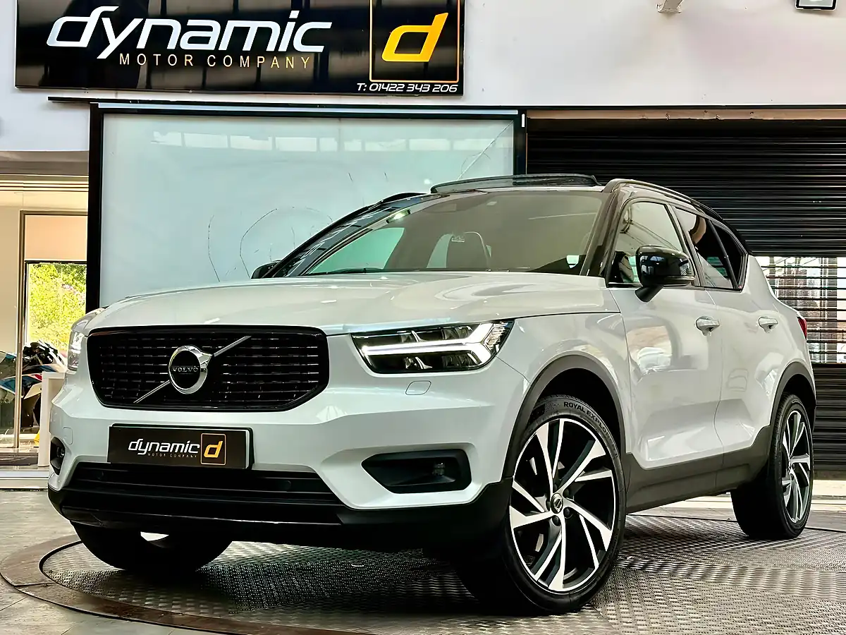Used 2019 Volvo XC40 R-Design Pro White - Front View