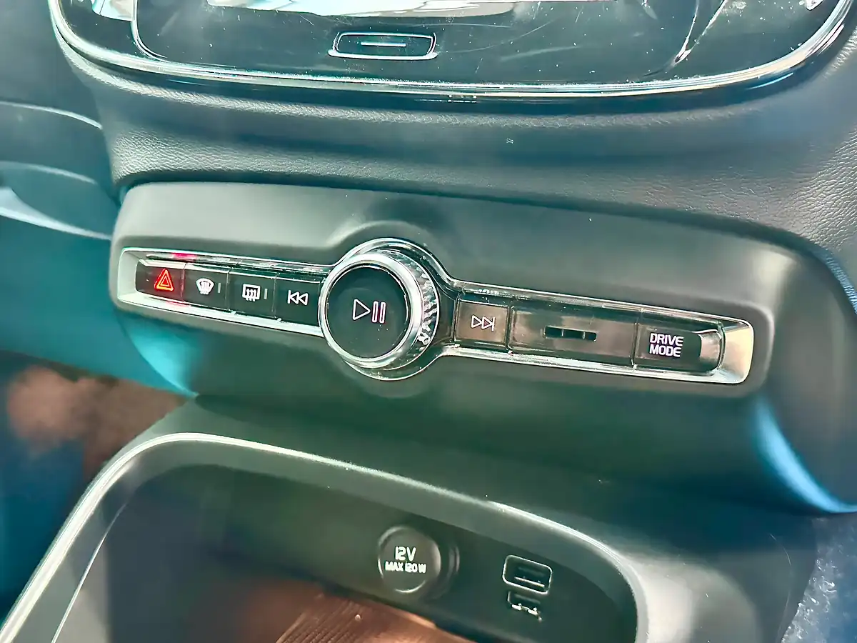 Used 2019 Volvo XC40 R-Design Pro White - Interior and Exterior details 19