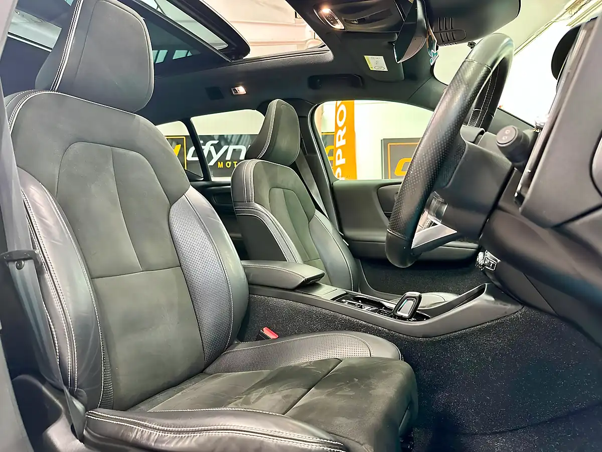 Used 2019 Volvo XC40 R-Design Pro White - Interior and Exterior details 7